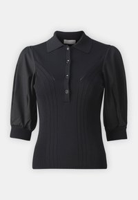 Zwart poloshirt met korte pofmouwen, geribbelde textuur en knoopsluiting. Kenmerkend zijn de verticale naaddetails op het lichaam.