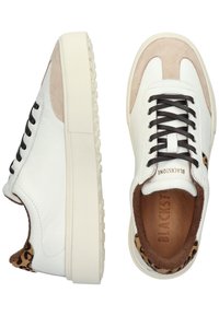 Weiße Ledersneaker mit beigen Wildlederakzenten, braunem Leopardenprint an der Ferse, flachen braunen Schnürsenkeln und einer dicken Gummisohle.