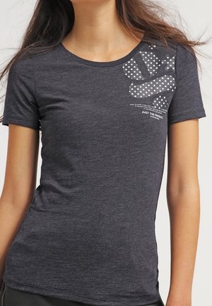 Grijze korte-sleeve t-shirt van zacht materiaal, met een grafisch ontwerp met witte stippen en tekst op de bovenlinkerkant.