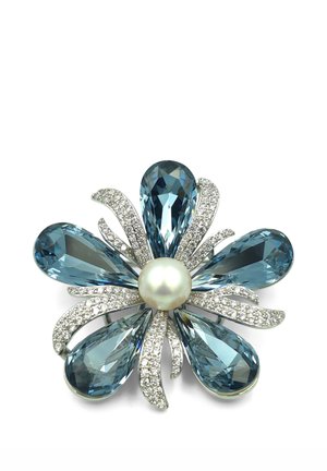 Spilla a forma di fiore con grandi cristalli blu a goccia, braccia d’argento curve con piccole pietre trasparenti e una perla bianca rotonda al centro.