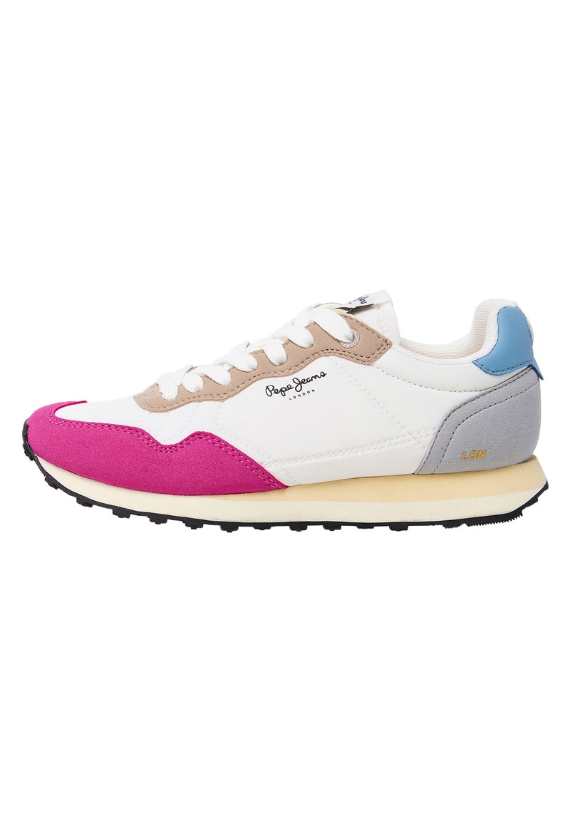 Schoen met een witte mesh bovenkant, roze suède neus, beige leren overlays, blauwe hielaccent, grijze achterkant en een zwarte rubberen zool.