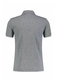 Camisa polo gris con punto texturizado y mangas cortas, con un cuello clásico. Diseño sencillo sin logotipos ni patrones visibles.