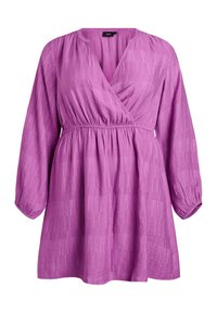 Violeta drapētā kleita ar garām pūkainām piedurknēm, teksturētu audumu un elastīgu vidukli, ar dziļu V veida izgriezumu ērtai valkāšanai.