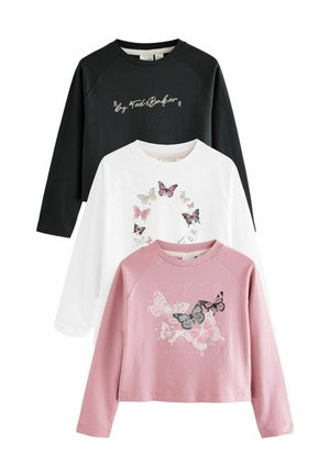 Drei langärmelige Oberteile: schwarz mit rosa Schriftzug, weiß mit Schmetterlingsdruck und rosa mit Schmetterlingsgrafiken und Text. Baumwollmaterial, lässiges Design.