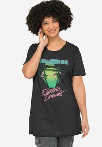 Sort t-shirt kjole med et grafisk design med "UNIVERSE" og "Electric Dreams" i grøn og pink samt palmeakcenter.
