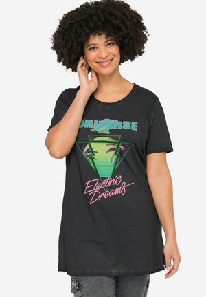 Černé tričkové šaty s grafickým designem, který obsahuje slova "UNIVERSE" a "Electric Dreams" v zelené a růžové barvě, s akcenty palmových stromů.