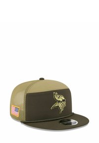 Olivgrüner Hut mit flachem Schirm, mit einem Viking-Logo in goldener Stickerei und einem kleinen Aufnäher der amerikanischen Flagge an der Seite. Strukturierten Paneelen.