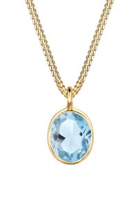 Gouden ketting met een ronde, geslepen lichtblauwe edelsteen als hanger, gezet in een gouden kast, met een textuur van schakels.