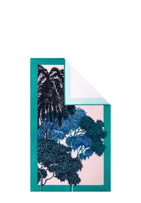 Serviette colorée avec un motif de palmier et de feuillage dans des nuances de bleu variées sur un fond rose, bordée d'un bord en teal. Texture douce.