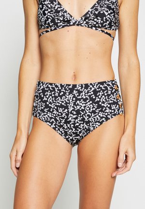 Crni bikini set s cvjetnim uzorkom u bijeloj boji, sastavljen od bralette topa i visokih hlačica. Ukrašen bočnim gumbima na hlačicama.