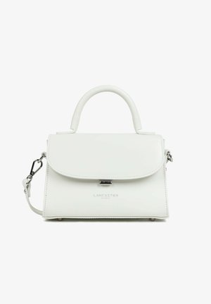 Sac à main Lancaster Paris en cuir blanc avec poignée supérieure, fermeture à rabat, bandoulière amovible et ferrures argentées.