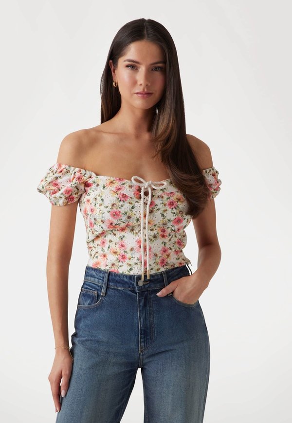 CROPPED LOCHSTICKEREI - Bluse - blumenmuster