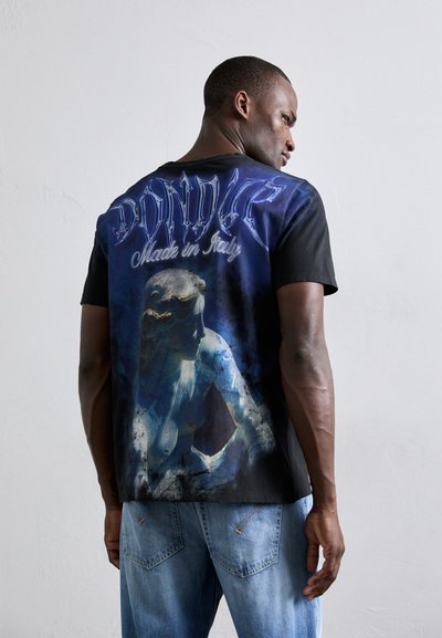 Zwarte t-shirt met een blauwe grafische ontwerp van een standbeeld en de tekst "DONDUC Made in Italy" op de achterkant. Katoenen materiaal; relaxte pasvorm.