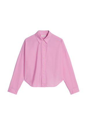 Hellrosa Hemd zum Knöpfen aus einem glatten Stoff. Verfügt über einen klassischen Kragen, lange Ärmel und einen abgerundeten Saum.