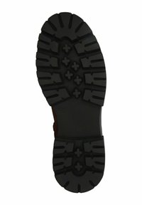 Suela de zapato con un patrón de banda de rodadura profundo y resistente. Material de goma negra con ranuras y secciones elevadas para mayor tracción. Fondo de color neutro.