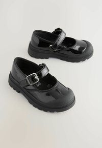 Schwarze lackierte Mary Jane-Schuhe mit einer runden Spitze, verstellbarem Riemen mit einer silbernen Schnalle und strukturierten Gummisohlen.