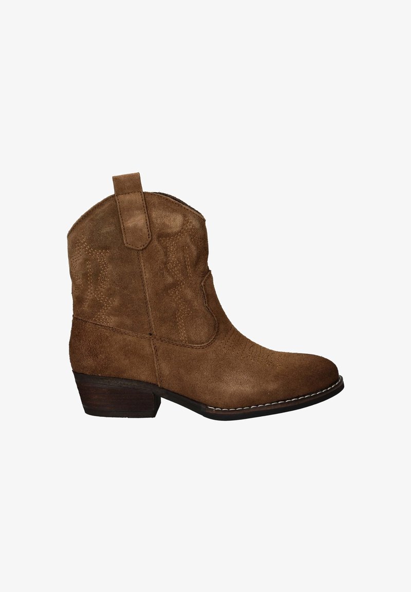 Bruine suede cowboylaarzen met gestikte details, spitse neus, lage blokhak en een treklus aan de achterkant voor eenvoudig aan- en uittrekken.