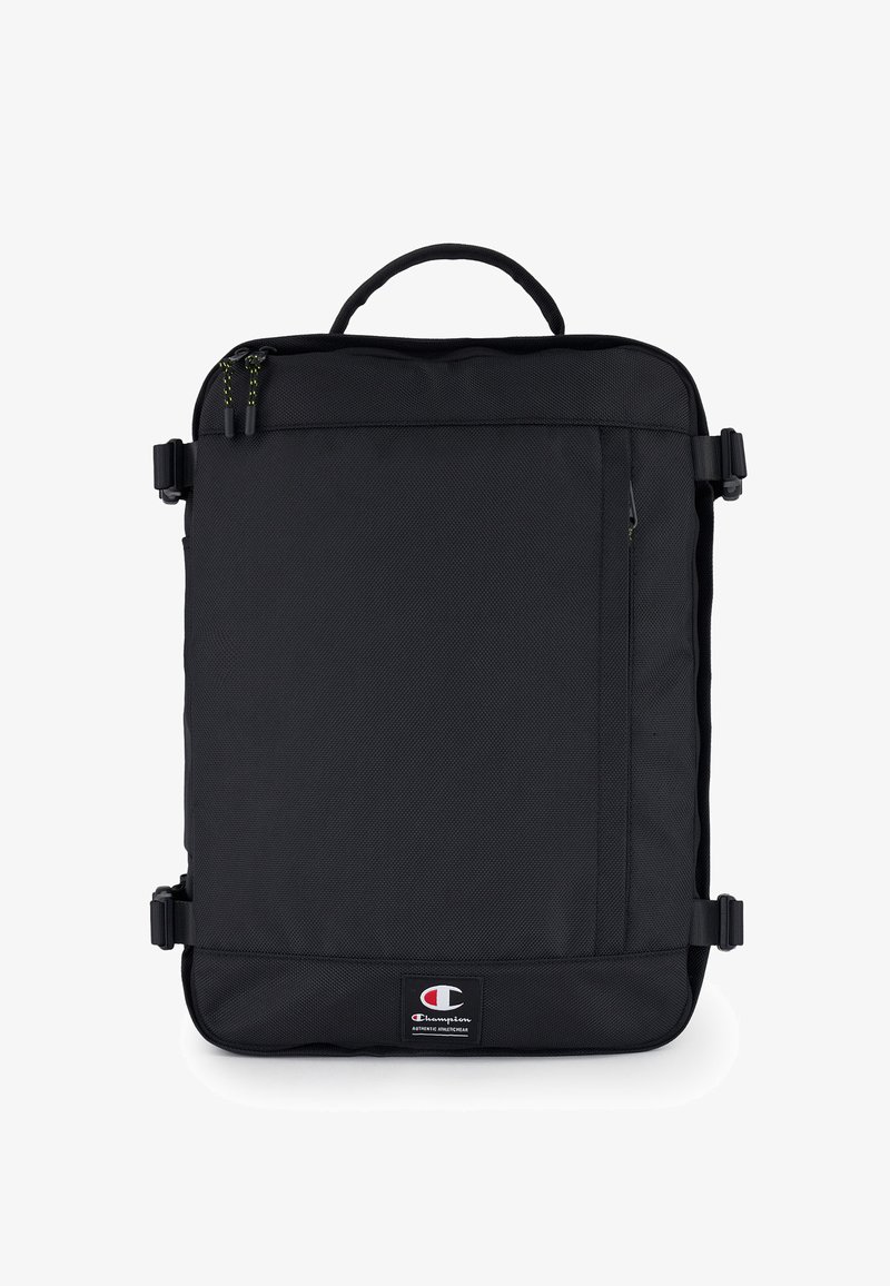 Czarna plecak z teksturowanym wykończeniem, górnym uchwytem, bocznymi klamrami oraz przednią kieszenią na zamek z naszywką logo na dole.