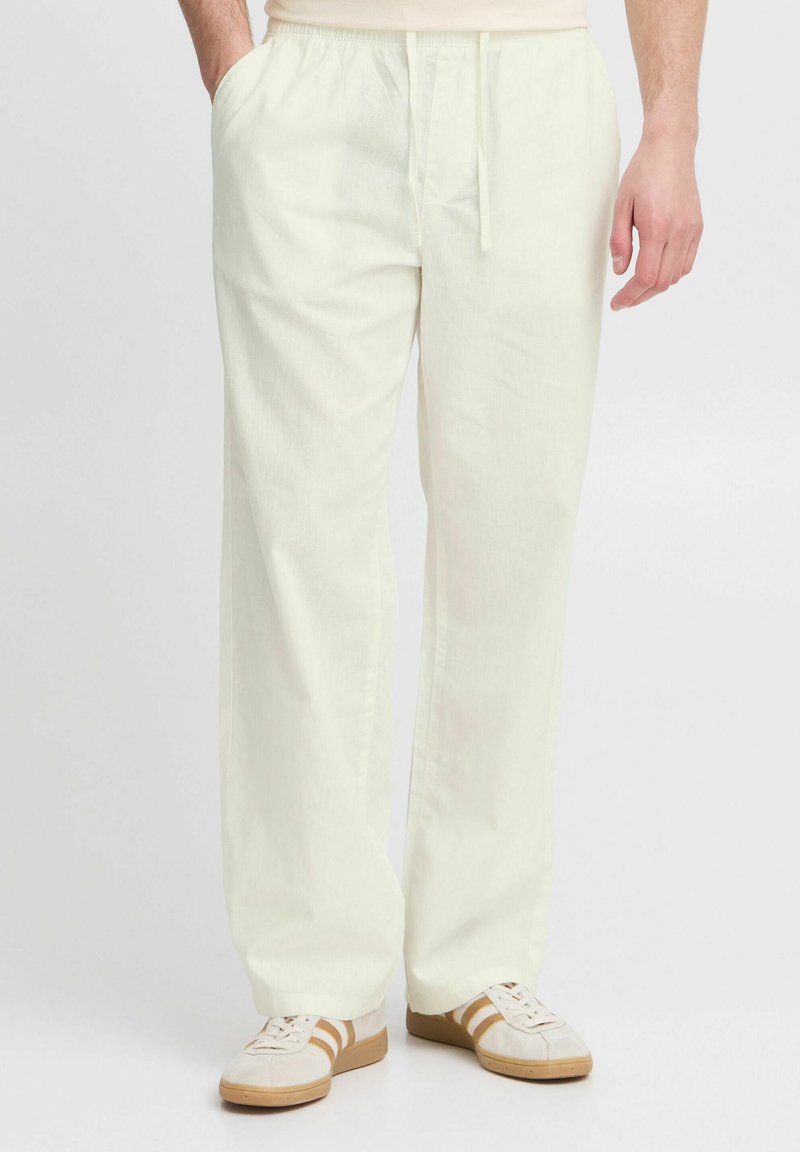 Lichtgele linnen broek met een elastische tailleband en verstelbare koordjes, met wijde pijpen en een relaxte pasvorm. Casual styling met sneakers.