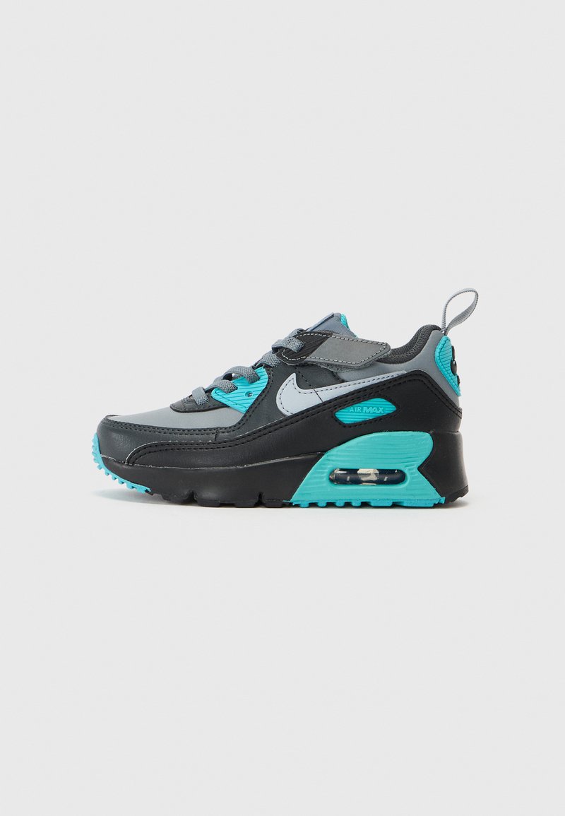 Čierne a šedé sneakers s tyrkysovými akcentmi, zvršok z mäkkej tkaniny a kože, polstrovaný golier, okrúhle šnúrky a viditeľné vzduchové tlmenie v podrážke.