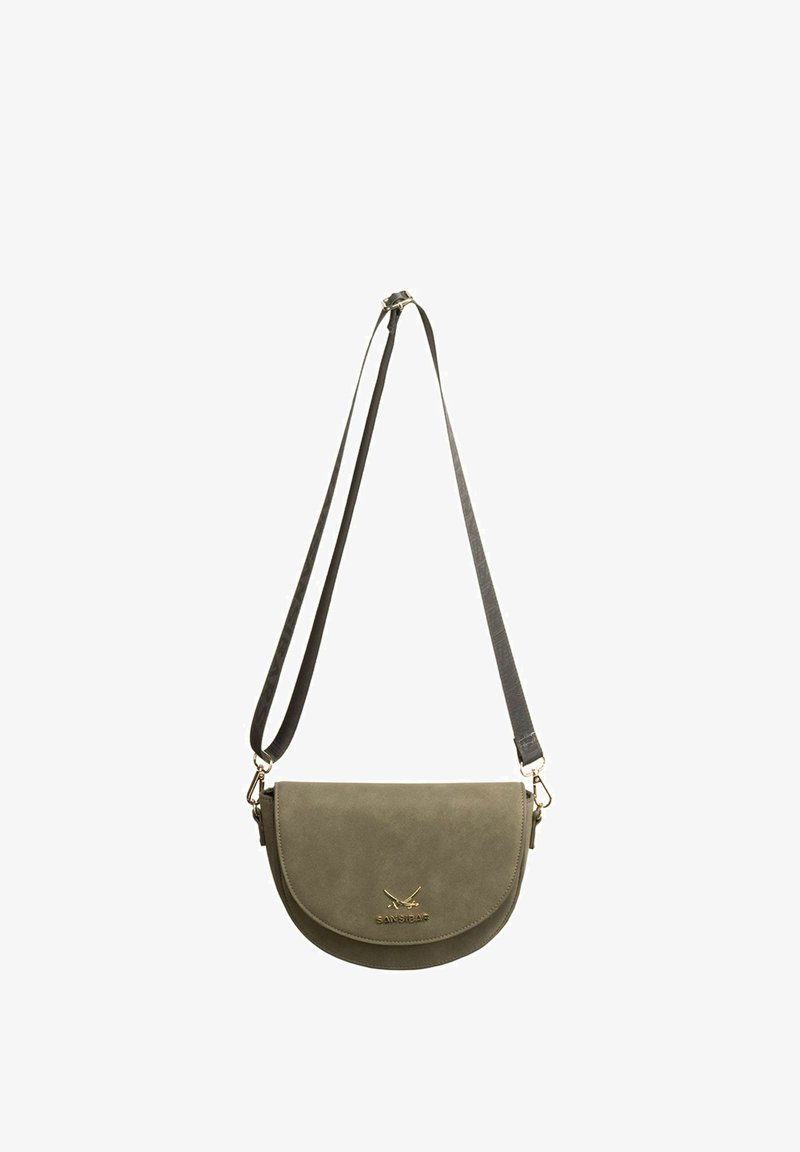 Sac bandoulière demi-lune vert olive avec sangle ajustable et logo en or de deux épées croisées sur le rabat avant.