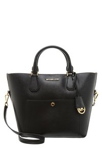 Sac à main en cuir noir avec quincaillerie dorée, deux courtes poignées, bandoulière amovible, poche extérieure et détail de logo embossé.