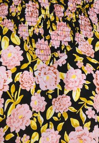 Schwarzer Stoff mit einem Blumenmuster aus rosa Rosen und gelben Blättern, mit einem gerafften Design an der Oberseite. Weicher Textur.