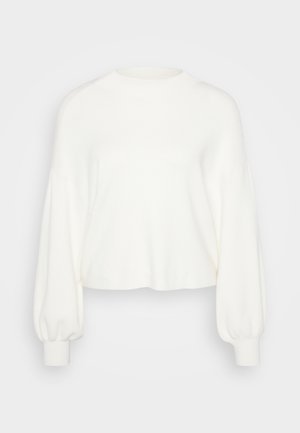 Bílý zkrácený svetřík vyrobený z měkké pleteniny. Má dlouhé, nabírané rukávy s žebrovanými manžetami a kulatý výstřih.