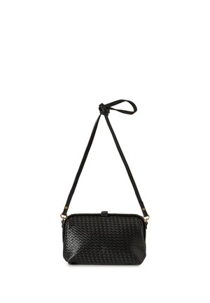 Bolso bandolera negro de cuero tejido con correa ajustable y herrajes en tono dorado, forma rectangular y cierre superior con broche.