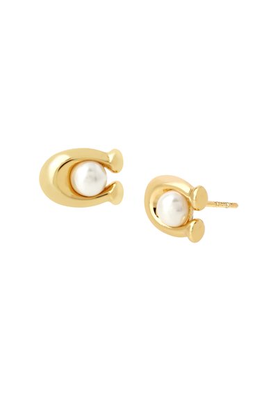 Boucles d'oreilles dorées avec un design incurvé, ornées d'une perle blanche au centre, finition polie et petits accents circulaires de chaque côté.