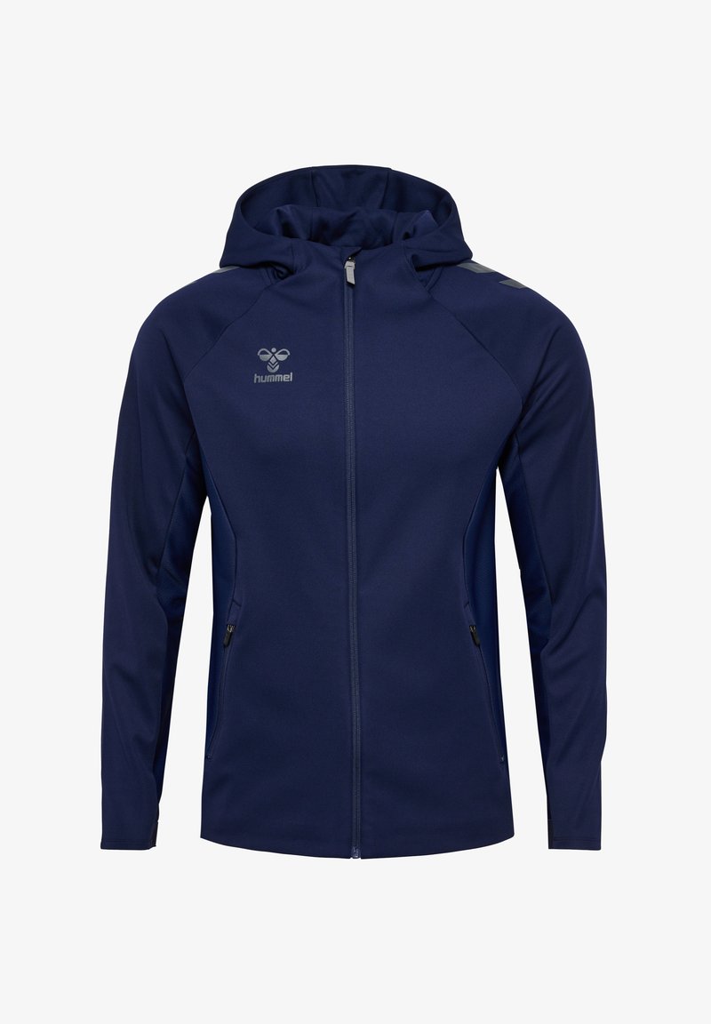 Giacca con cappuccio blu navy realizzata in morbido tessuto, dotata di zip completa, tasche laterali e pannelli in rete per la traspirabilità. Logo Hummel sul petto.