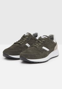 Sneaker verde in suede con accenti bianchi, pannelli testurizzati, laccio frontale, colletto imbottito e suola leggera.