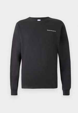 Schwarzes Langarm-T-Shirt aus Baumwolle. Mit rundem Ausschnitt und kleinem weißen Logostempel auf der linken Brustseite. Einfaches Design, ohne Muster.