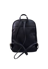 Zaino in pelle nera con una texture liscia, design minimalista, maniglia superiore e spallacci regolabili. Presenta dettagli in metallo dorato.