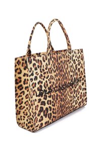 Taška přes rameno s leopardím potiskem, se dvěma uchy, vyrobená z látky, s vyraženým názvem značky "LOLA CASA DE MUNT" na přední straně.