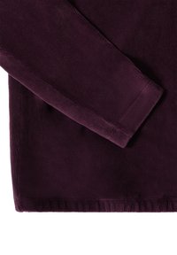 Burgunderfarbenes Pullover mit weichem, strukturiertem Stoff, gerippten Bündchen, leicht oversized Fit und sauberer, gestickter Saumdetails.