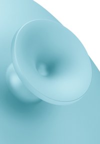 Blauwe siliconen zuignap met een glad, afgerond oppervlak en een centrale holle ruimte, ontworpen voor grip of bevestiging. Minimalistisch ontwerp.