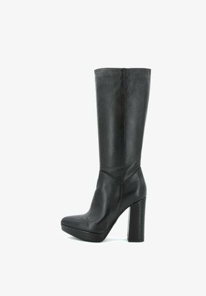 Stivali neri in pelle al ginocchio con tacco a blocco, texture liscia, punta rotonda e silhouette aderente. Senza hardware o motivi visibili.