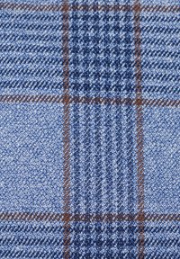 Niebieska i jasnoniebieska tkanina w kratę z brązowymi liniami, charakteryzująca się teksturowanym splotem i wyraźnym wzorem kratkowym. Miękka, lekko puszysta faktura.