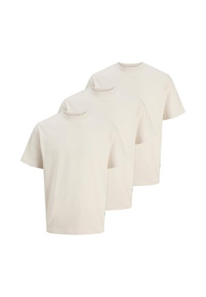 Tre ensfarvede beige T-shirts med korte ærmer og rund hals, arrangeret i en forskudt stak, vist på en hvid baggrund.
