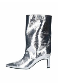 Botín plateado para el tobillo hecho de material reflectante, con puntera puntiaguda, diseño elegante y un tacón bloque modesto. Acabado texturizado con arrugas.