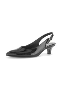 Zwarte patenten leren slingback schoen met een spitse neus en een lage hak, met een gebogen ontwerp en een verstelbare band. Gladde textuur.