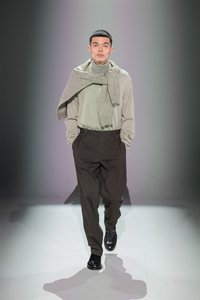 Heled helehall tokküüs nagu hall naiste rämer beige talvevõrk, sobides kõrge talje pruunide pükste ja mustade nahkadega, esitledes minimalistlikku disaini.