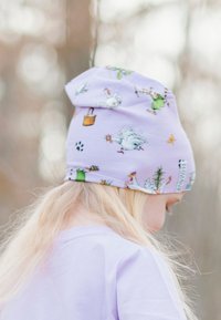 Lila mössa med djur- och växtmönster, tillverkad av mjukt tyg. Har en åtsittande passform och en avsmalnande design upptill.