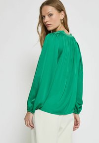 Minus MSSELVA V-NECK - Palaidinė - golf green
