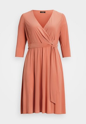 Vestido envolvente color coral con escote en V, mangas de tres cuartos, cintura ajustada con lazo y falda fluida hecha de una tela suave y elástica.
