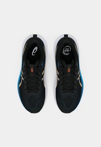 Zapatillas deportivas negras con una parte superior texturizada, suela blanca, acentos azules y marca en naranja. Cuenta con un sistema de lazada tradicional para un ajuste seguro.