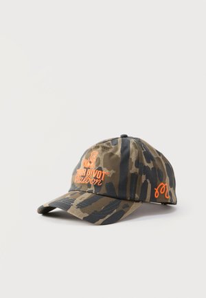 Καμουφλαρισμένο καπέλο μπέιζμπολ με πορτοκαλί κεντημένο κείμενο «Tour Divot Balloon» και μια μικρή φιγούρα πάνω από το κείμενο, σε απλό φόντο.