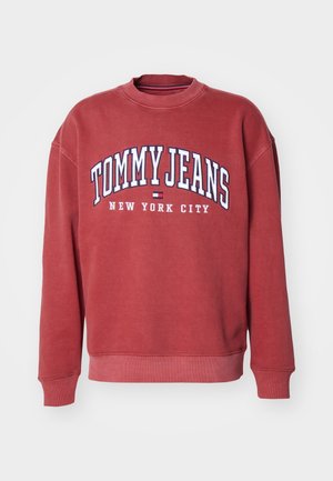 Rode sweater met ronde hals met de tekst "TOMMY JEANS" en "NEW YORK CITY" en een klein Tommy Hilfiger-logo op de borst.