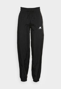 Zwarte, lichtgewicht trainingsbroek met een elastische tailleband en trekkoord. Heeft een New Balance-logo aan de bovenlinkerkant. Glad textuur.